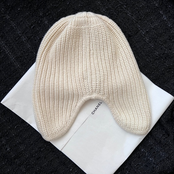 Auth BN Chanel 24N CC Logo Ear Warmer White Cashmere Beanie - Picture 3 of 7